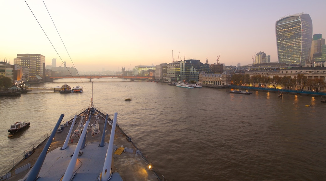 Museumschip HMS Belfast bevat een rivier of beek, een stad en een brug