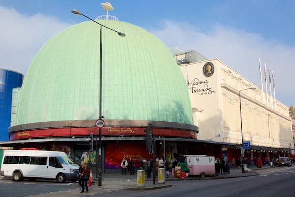 Madame Tussaud\'s Wax Museum montrant scènes de rue