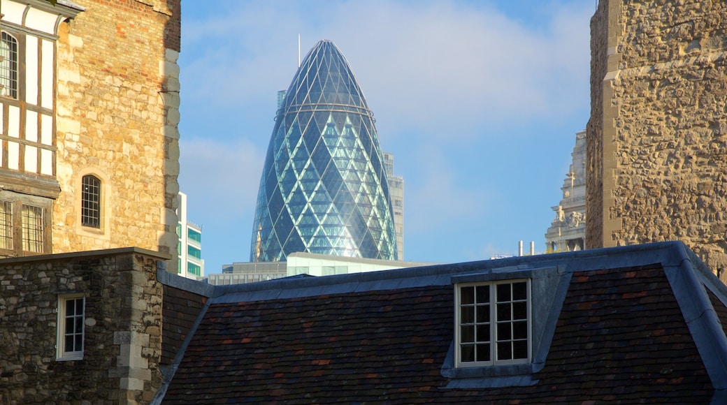 Torre di Londra mostrando architettura moderna e oggetti d\'epoca