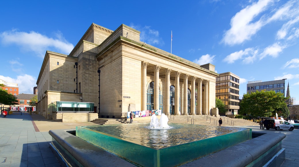 Sheffield City Hall som inkluderar historisk arkitektur, teaterscener och en fontän