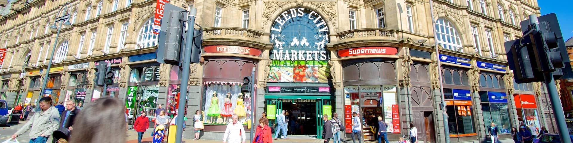 Leeds Kirkgate Market ofreciendo patrimonio de arquitectura y también un gran grupo de personas