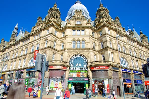 Leeds Kirkgate Market qui includes patrimoine architectural aussi bien que important groupe de personnes