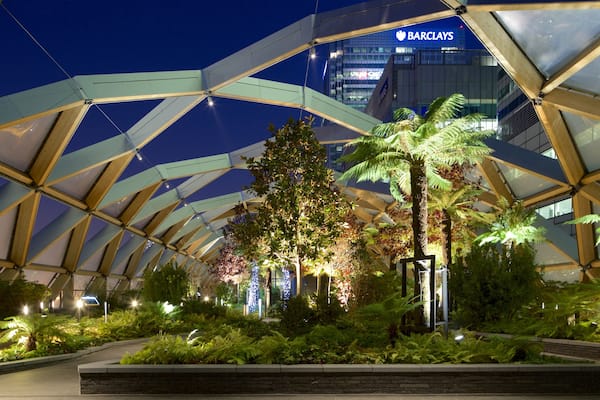 Canary Wharf showing a garden, interior views and night scenes