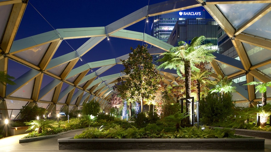 Canary Wharf showing a garden, interior views and night scenes