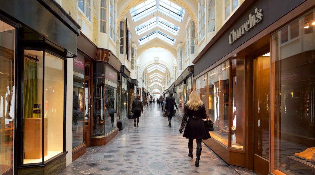 Londres ofreciendo vistas interiores, elementos del patrimonio y compras