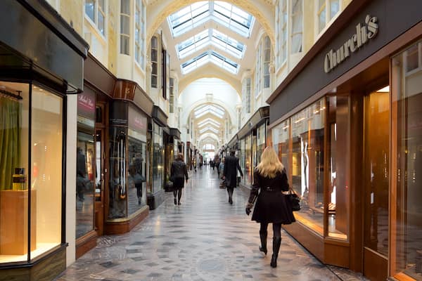 London mit einem Geschichtliches, Einkaufen und Innenansichten