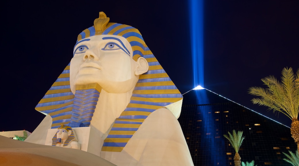 Las Vegas toont nachtleven, een casino en een standbeeld of beeldhouwwerk