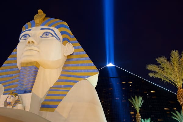 Las Vegas montrant casino, statue ou sculpture et scènes de nuit