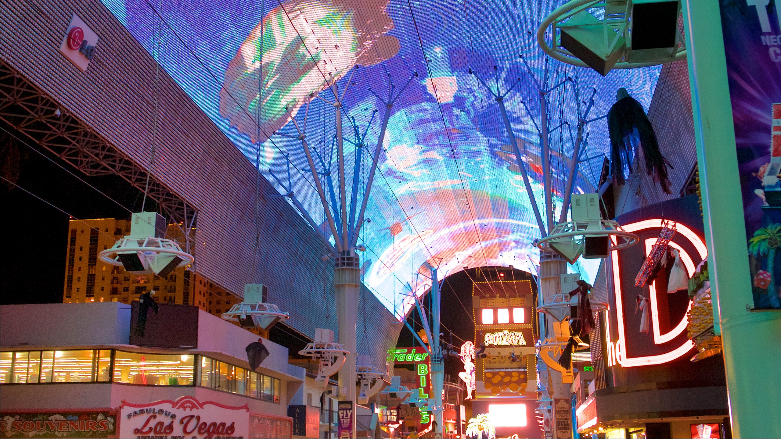 Fremont Street Experience ofreciendo arte al aire libre, señalización y escenas nocturnas