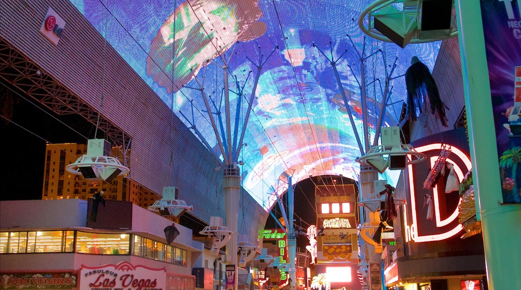 Fremont Street Experience que incluye señalización, escenas nocturnas y arte al aire libre