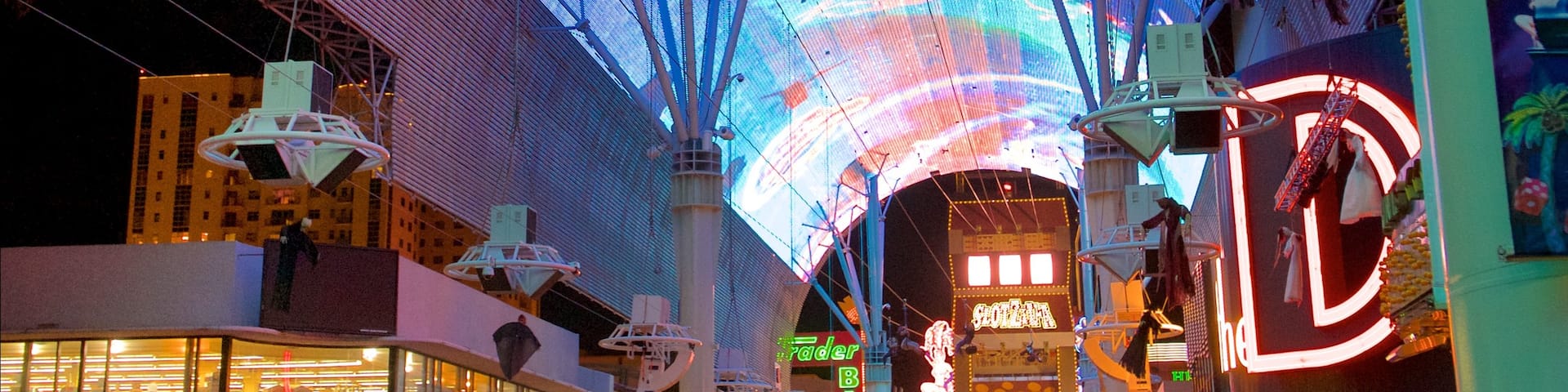 Fremont Street Experience que incluye señalización, escenas nocturnas y arte al aire libre