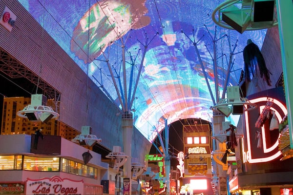 Fremont Street Experience qui includes signalisation, scènes de nuit et art en plein air