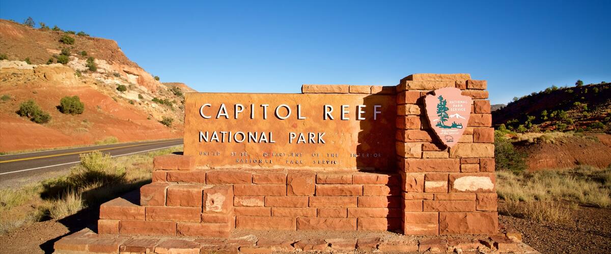 Capitol Reef National Park ofreciendo escenas tranquilas, señalización y vistas al desierto