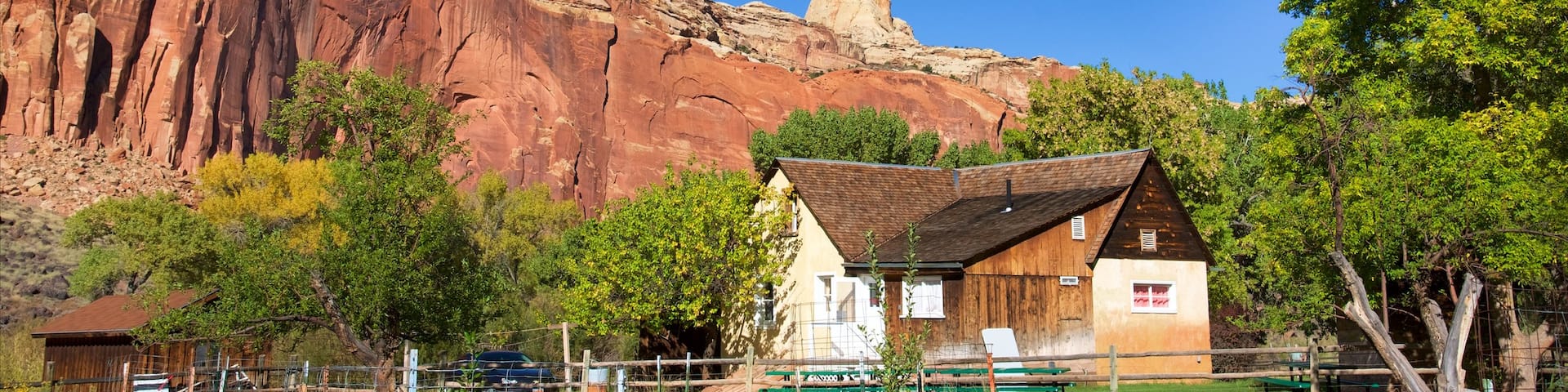 Capitol Reef National Park ofreciendo escenas tranquilas, una casa y un barranco o cañón