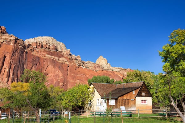 Capitol Reef National Park welches beinhaltet ruhige Szenerie, Haus und Schlucht oder Canyon