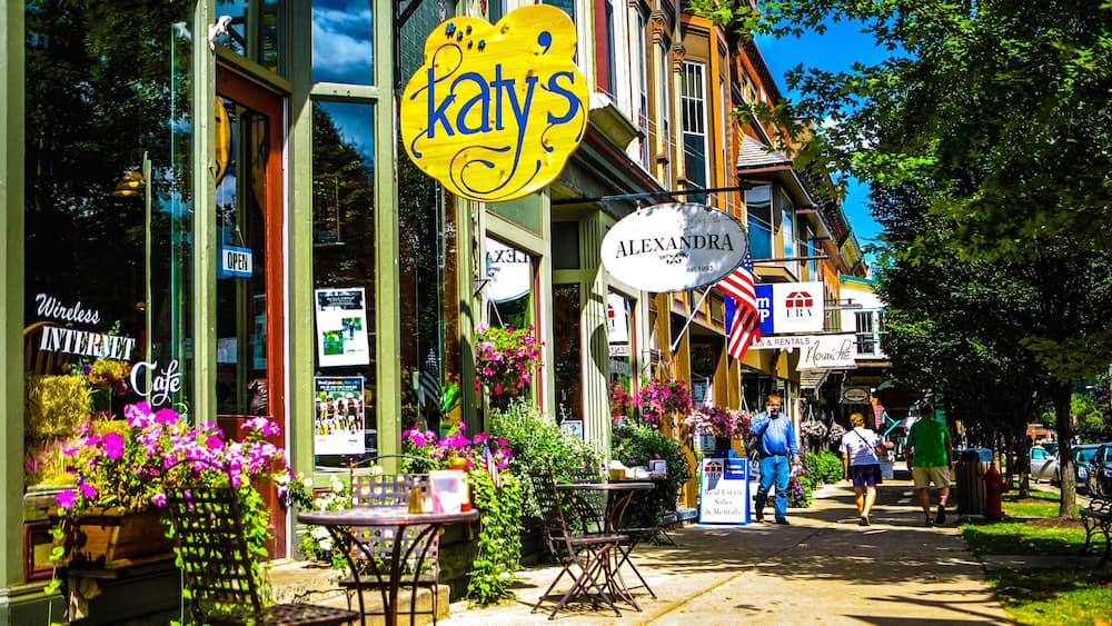 Ellicottville showing street scenes