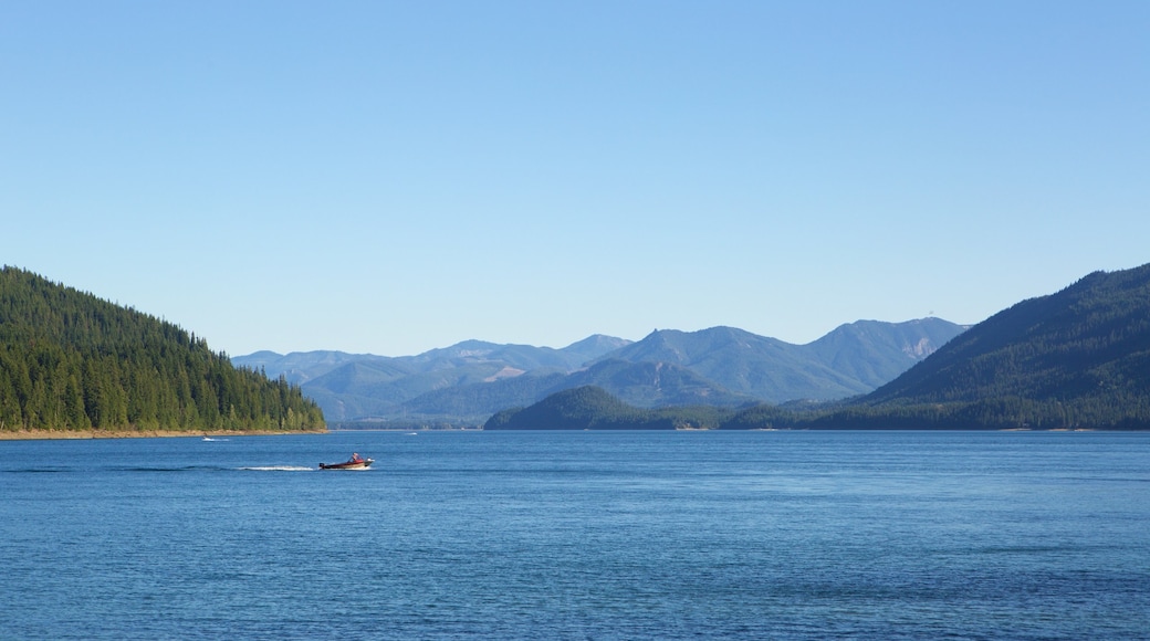 Central Washington showing mountains and a lake or waterhole