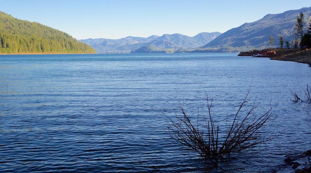 Central Washington mostrando lago o sorgente d\'acqua e montagna