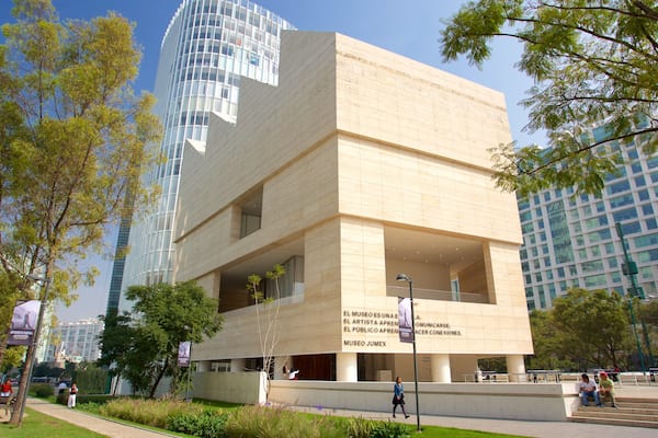 Mexico City som inkluderar en trÀdgÄrd och modern arkitektur