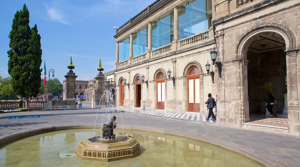 Castillo de Chapultepec featuring a fountain