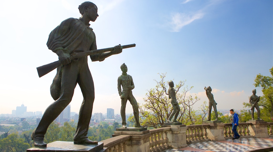 Castillo de Chapultepec que incluye vistas, un castillo y un monumento