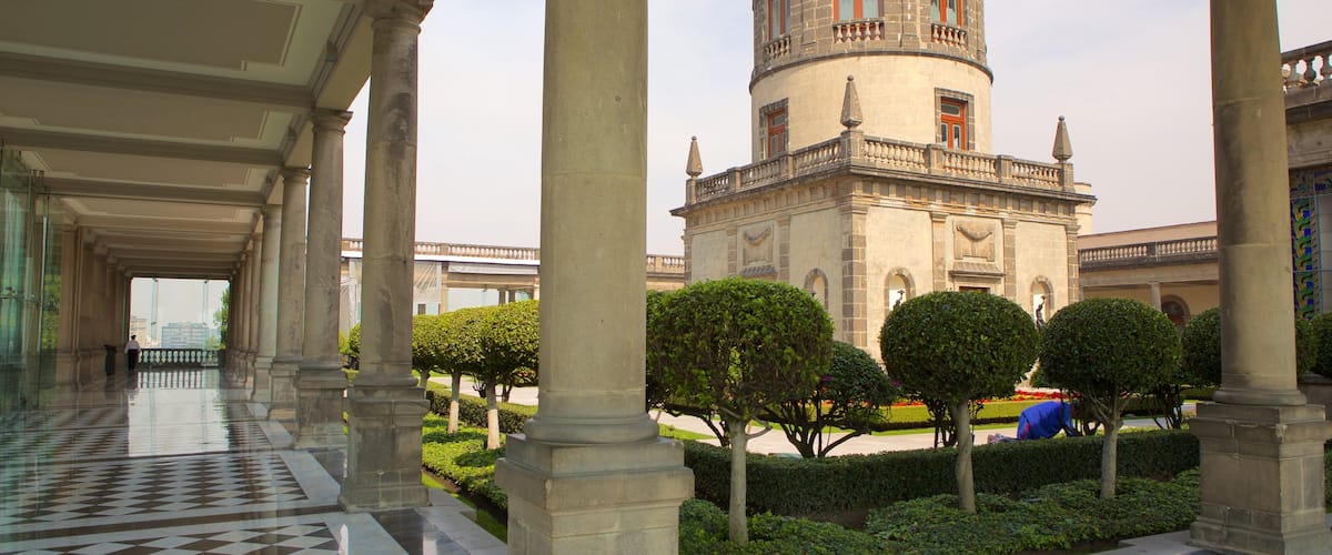 Castillo de Chapultepec mostrando un jardín, patrimonio de arquitectura y castillo o palacio