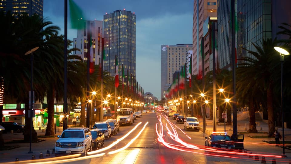 Centro comercial Reforma que incluye centro de negocios, escenas de noche y una ciudad