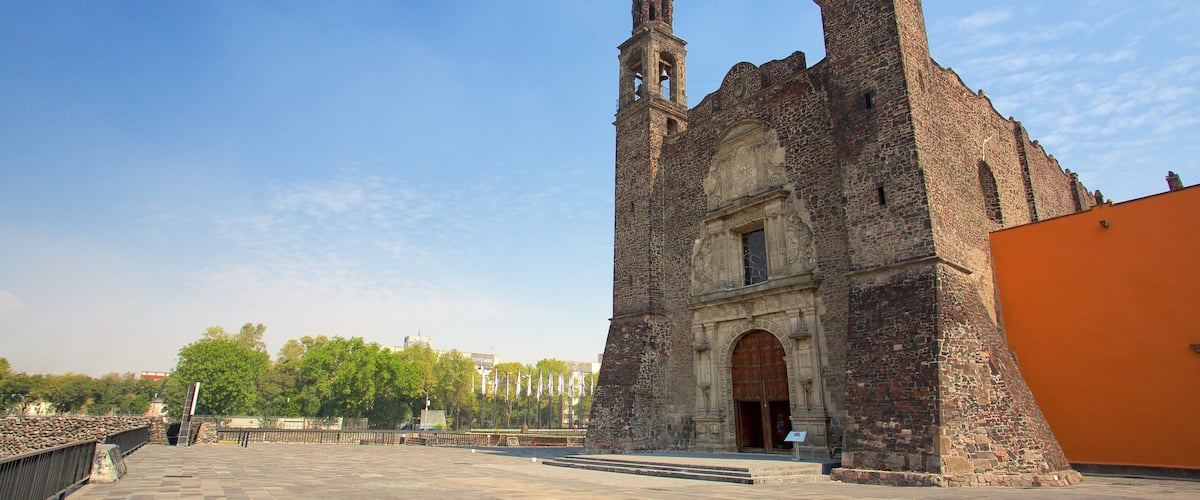 Plaza de las Tres Culturas ofreciendo patrimonio de arquitectura