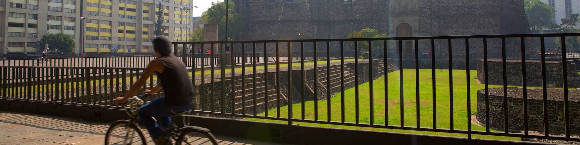 Plaza de las Tres Culturas mostrando un parque, patrimonio de arquitectura y ciclismo