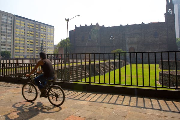 Plaza de las Tres Culturas mostrando bicicletta, architettura d\'epoca e giardino