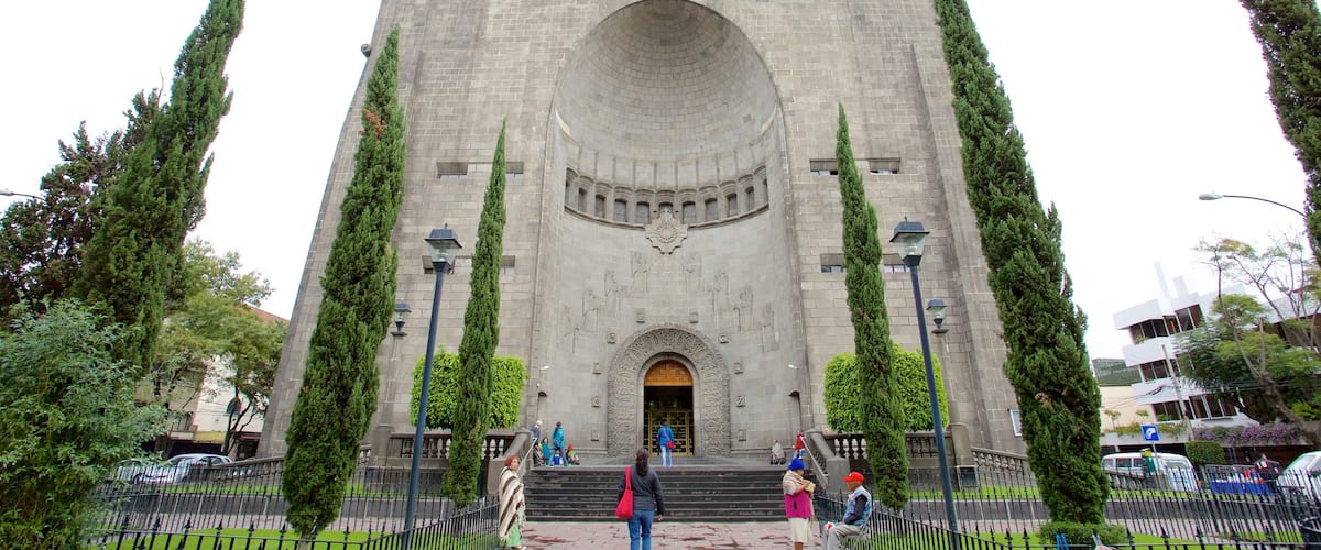 Polanco mostrando patrimonio de arquitectura, una iglesia o catedral y un jardín