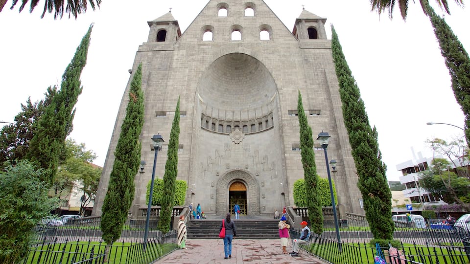 Polanco ofreciendo una iglesia o catedral, jardín y arquitectura patrimonial
