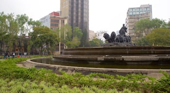 La Condesa que inclui uma fonte, distrito comercial central e uma estátua ou escultura