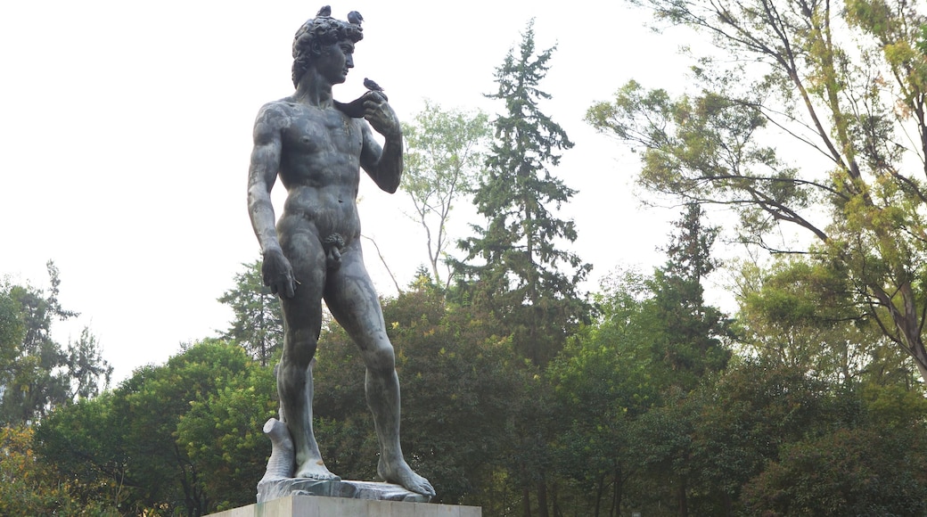 La Condesa caracterizando uma estátua ou escultura