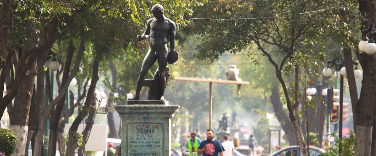 La Condesa que incluye una fuente, una estatua o escultura y un parque