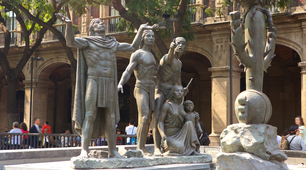 Zócalo que incluye una fuente y una estatua o escultura