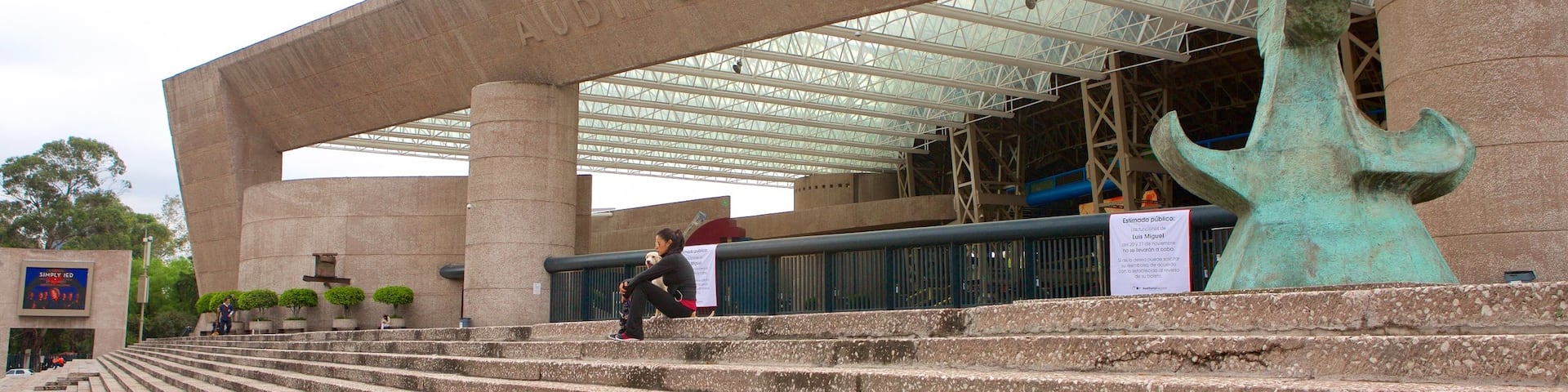 Auditorio Nacional que incluye arquitectura moderna y escenas de teatro