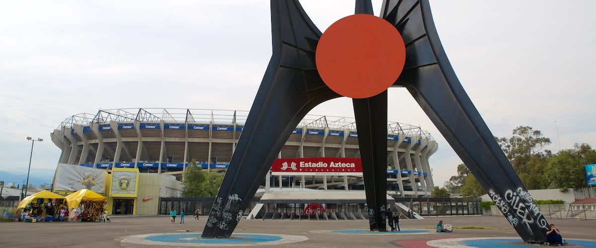 Estadio Azteca ofreciendo una estatua o escultura y un parque o plaza