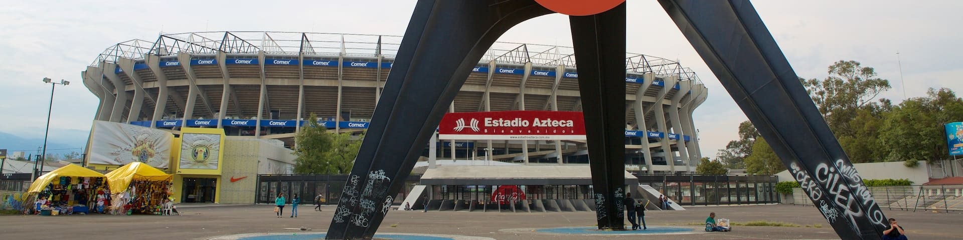 Stade Azteca qui includes statue ou sculpture et square ou place