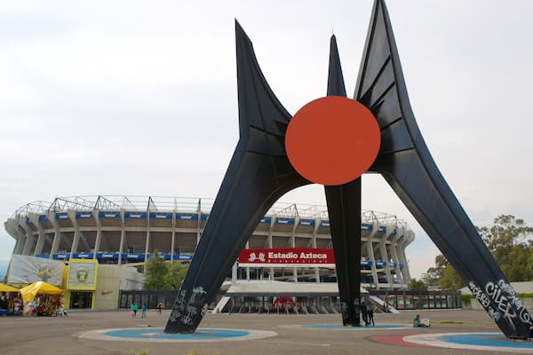 Estadio Azteca mostrando piazza e statua o scultura