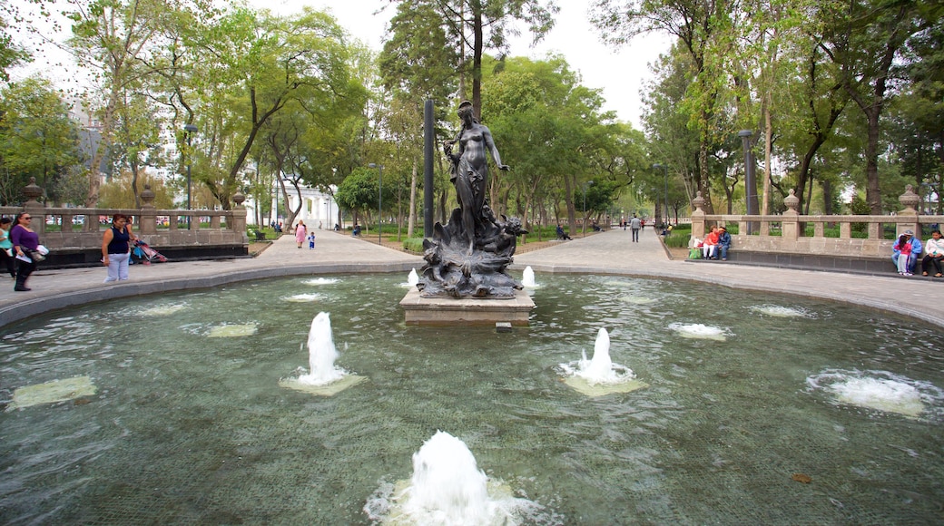 Alameda Central mit einem Statue oder Skulptur, Springbrunnen und Garten