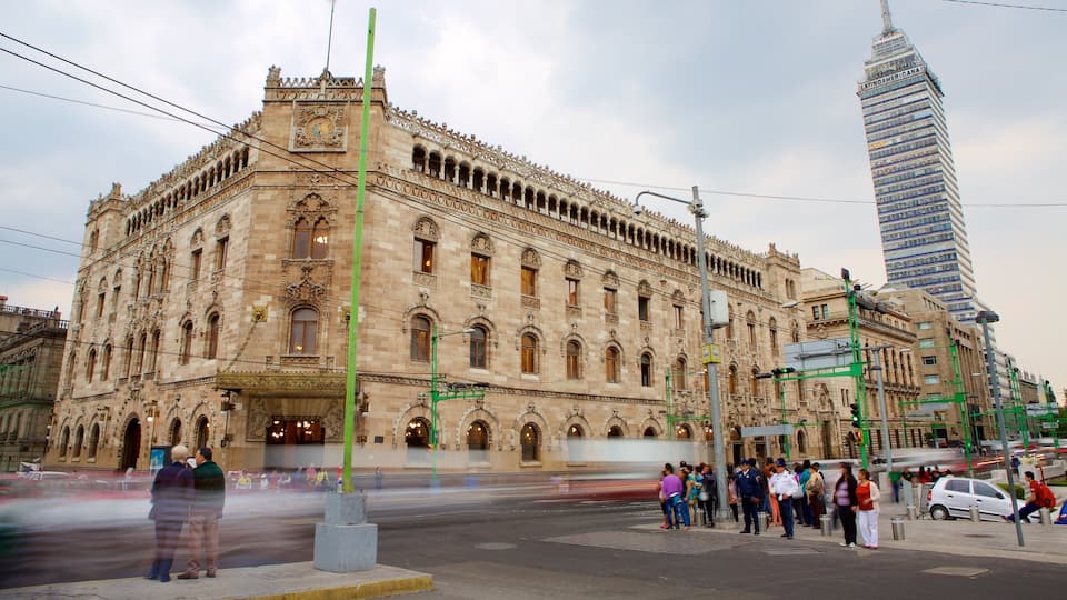 Palacio de Bellas Artes som omfatter gadeliv, historiske bygningsværker og en by