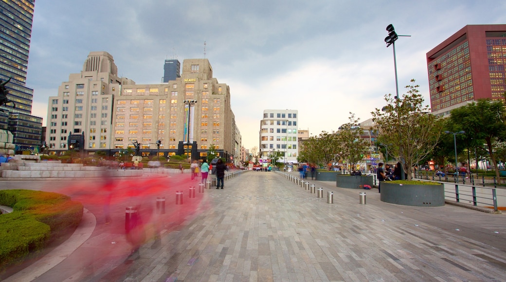 Palacio de Bellas Artes showing a city and a square or plaza