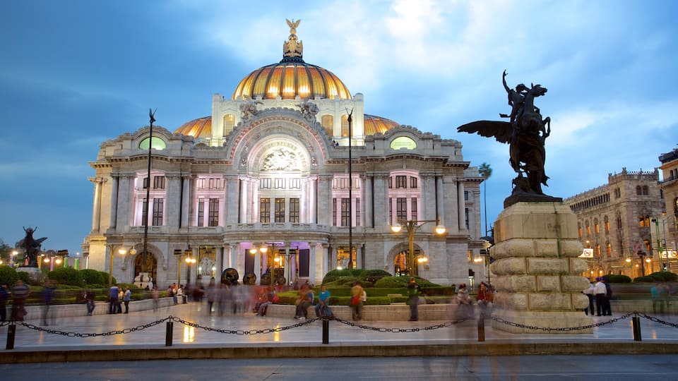 Palacio de Bellas Artes og byder på teaterliv, en plads eller et torv og en statue eller en skulptur