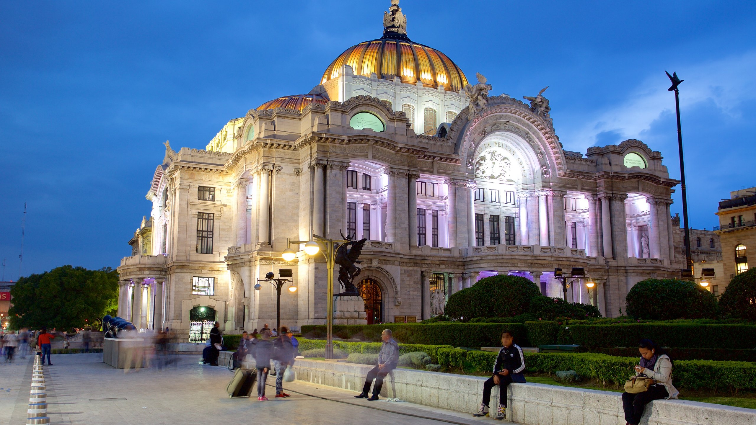 Palacio de Bellas Artes som omfatter teaterliv, historiske bygningsværker og en plads eller et torv