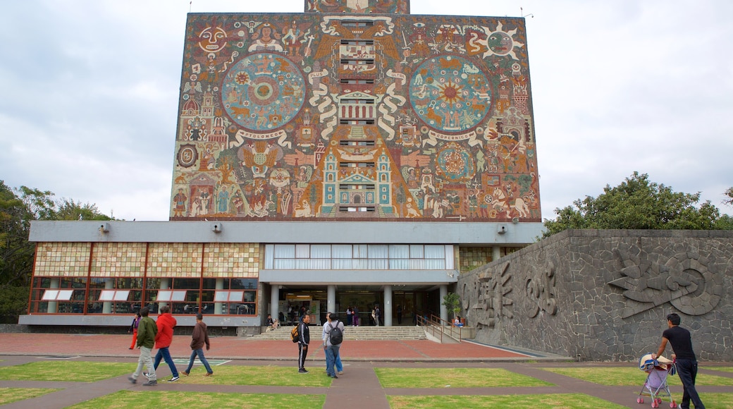 Universidade Nacional Independente do México mostrando um jardim e arte ao ar livre assim como um pequeno grupo de pessoas