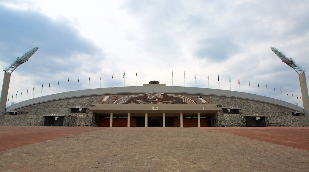 Universidad Nacional Autónoma de México que incluye un parque o plaza