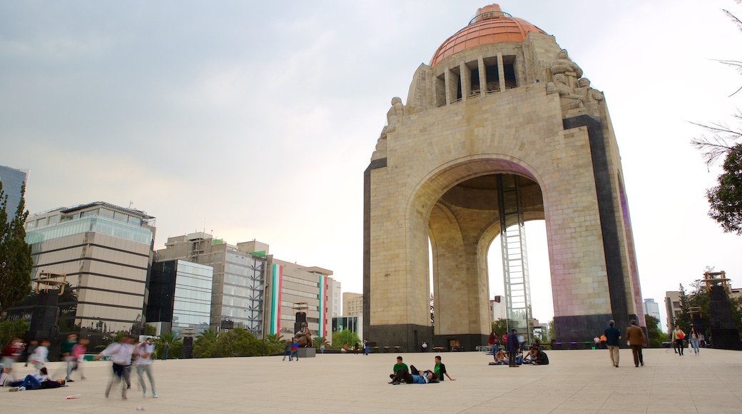 Monumento a la Revolución que incluye un parque o plaza, un monumento y elementos del patrimonio