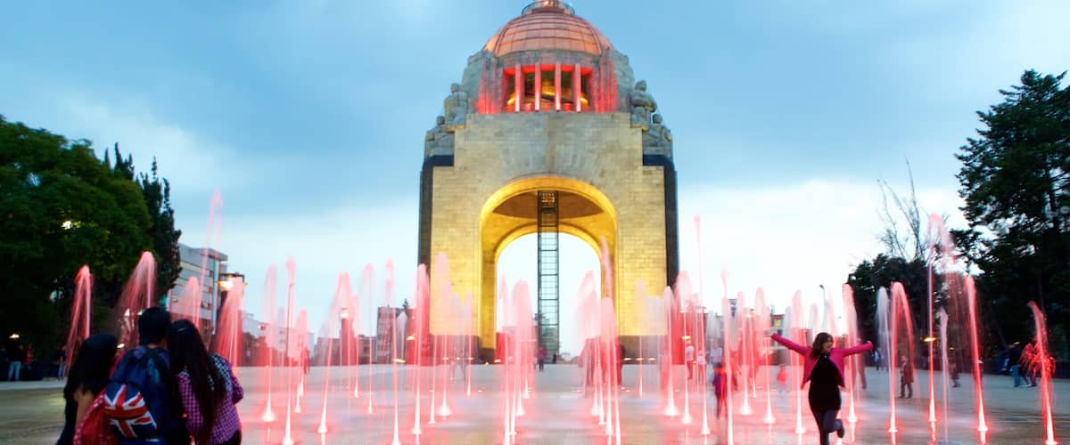 Monumento a la Revolución mostrando escenas nocturnas, una fuente y un monumento
