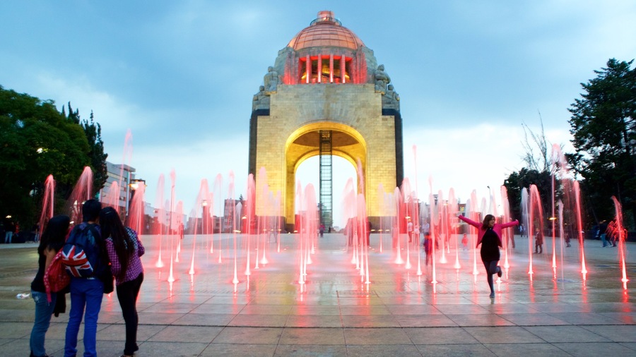 Monument to the Revolution showing heritage elements, a square or plaza and a monument